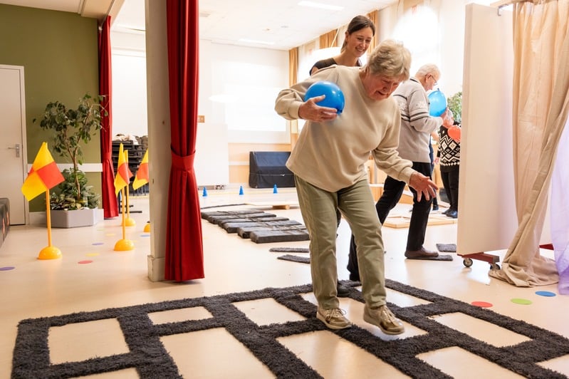 Vrouw voert balanstest uit met bal in haar hand